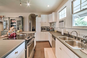 Fridge, microwave, stovetop, dishwasher