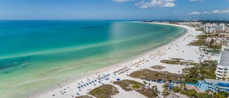 بالقرب من الشاطئ