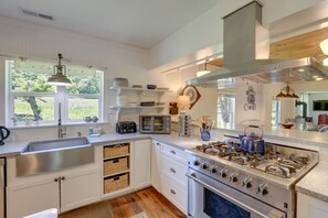 Réfrigérateur, micro-ondes, plaque de cuisson, lave-vaisselle