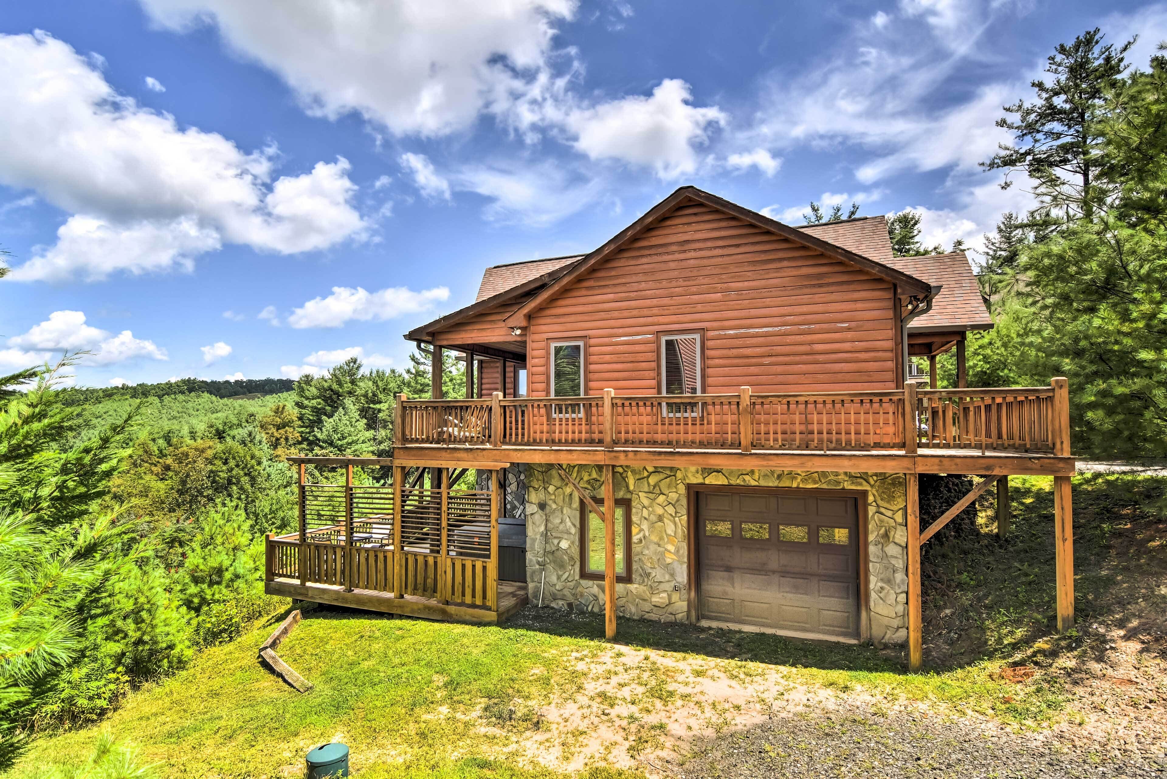 Fleetwood Cabin w/ Hot Tub Near Blue Ridge Pkwy!