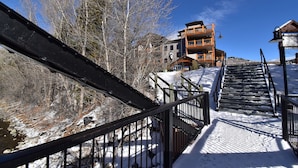 Property grounds - AC! On River Trail. Walk to Dining, Shops, Events, Theater, Weddings (Silverthorne)