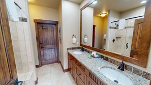 Combined shower/bathtub, hair dryer, towels