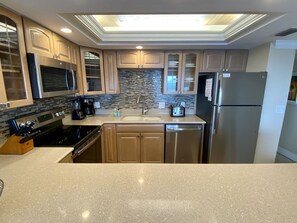 Een koelkast, een magnetron, een oven, een kookplaat