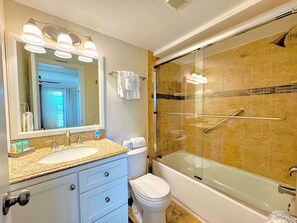 Douche, séchoir à cheveux, shampooing