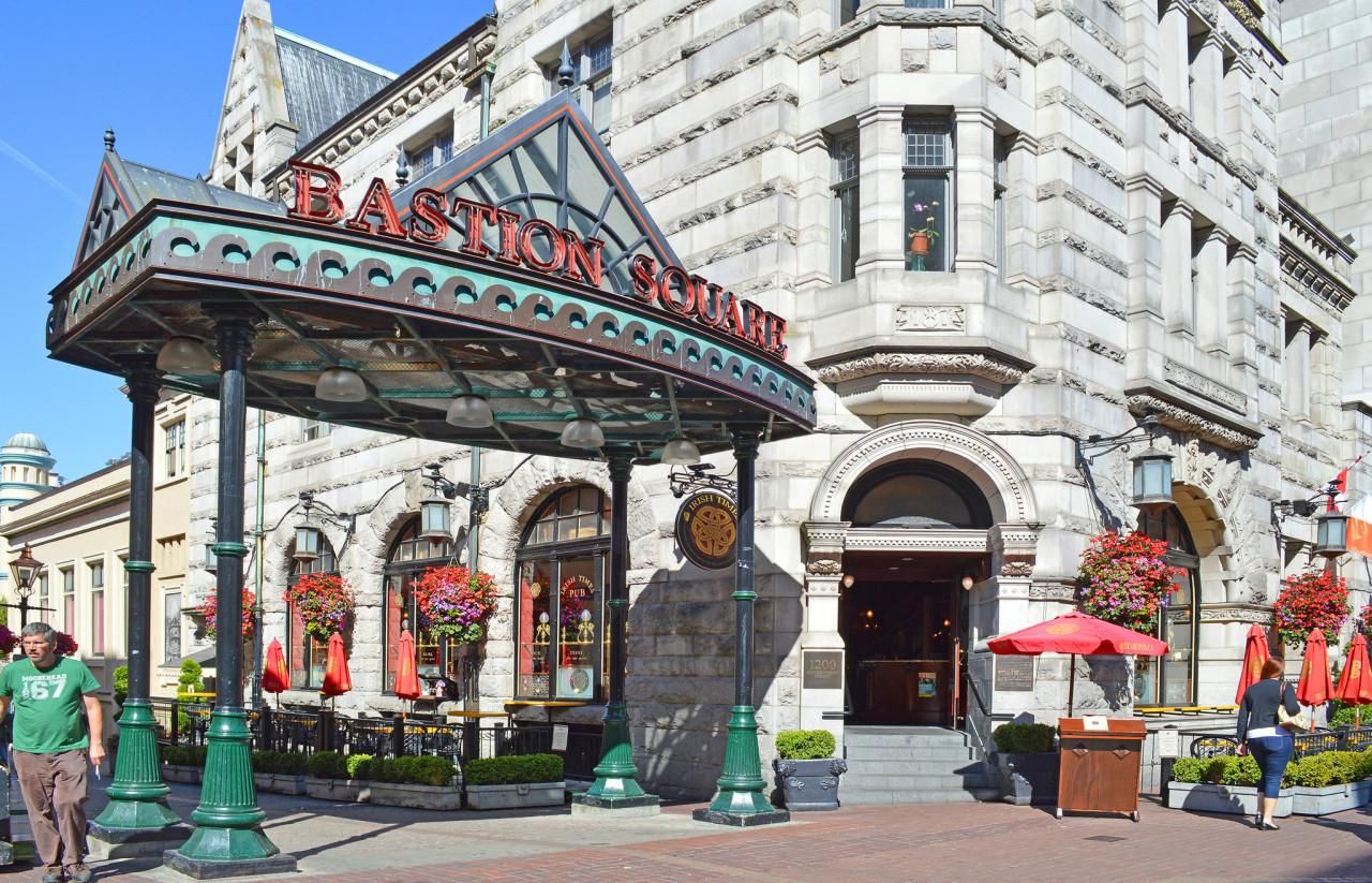 Un edificio storico con una tenda da circo che riporta la scritta 'BASATION SQUARE'.
