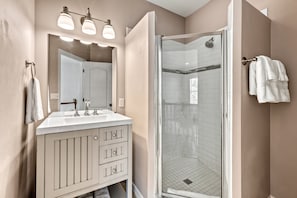 Ensemble douche/baignoire, sèche-cheveux, serviettes fournies, shampoing
