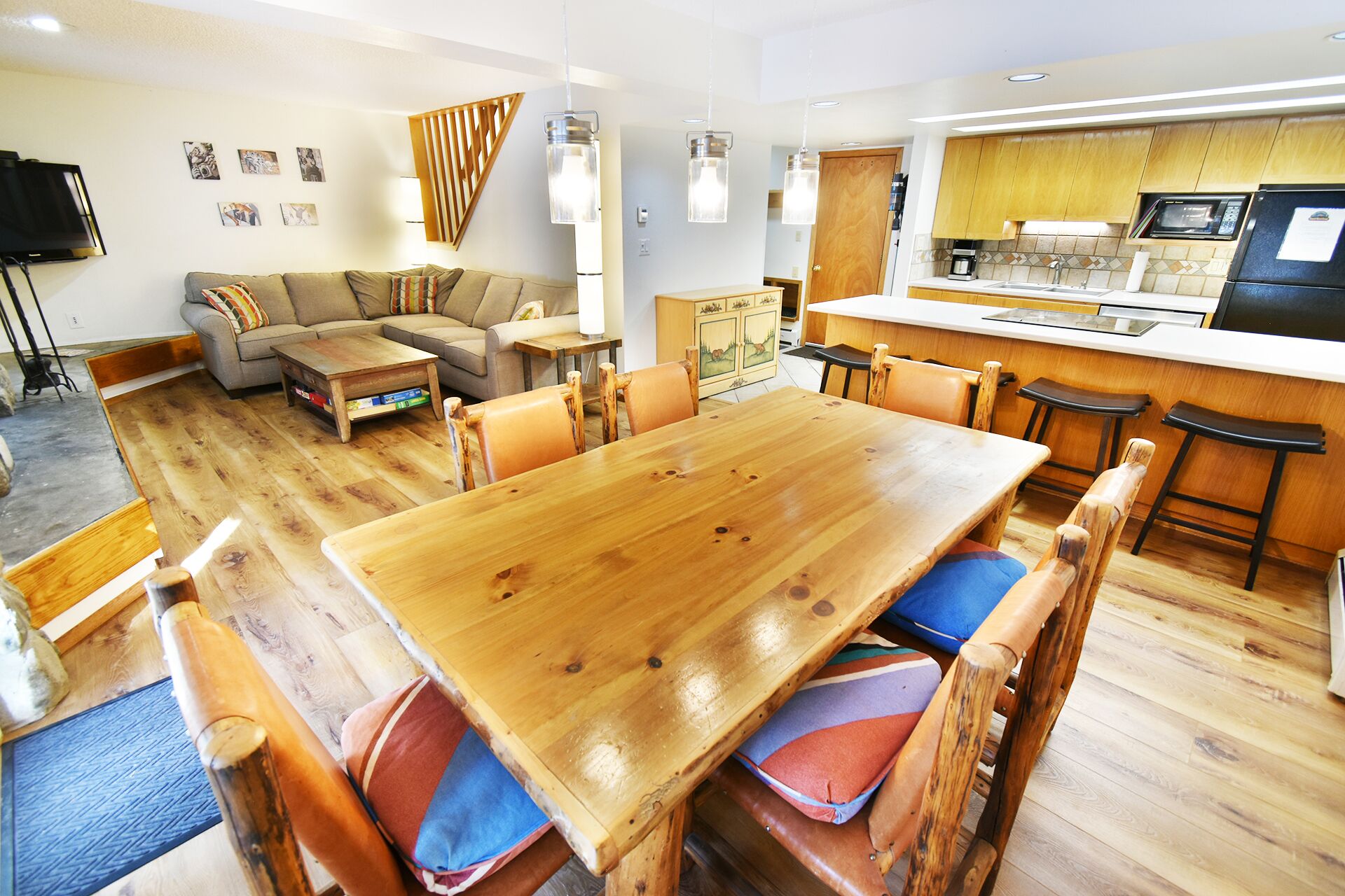 On River. Pool, 2 Hot Tubs. Walk or Easy Drive to Dining, Shops, Events