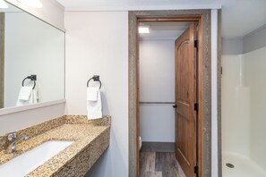Séchoir à cheveux, serviettes fournies