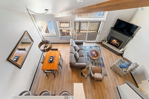 TV, fireplace