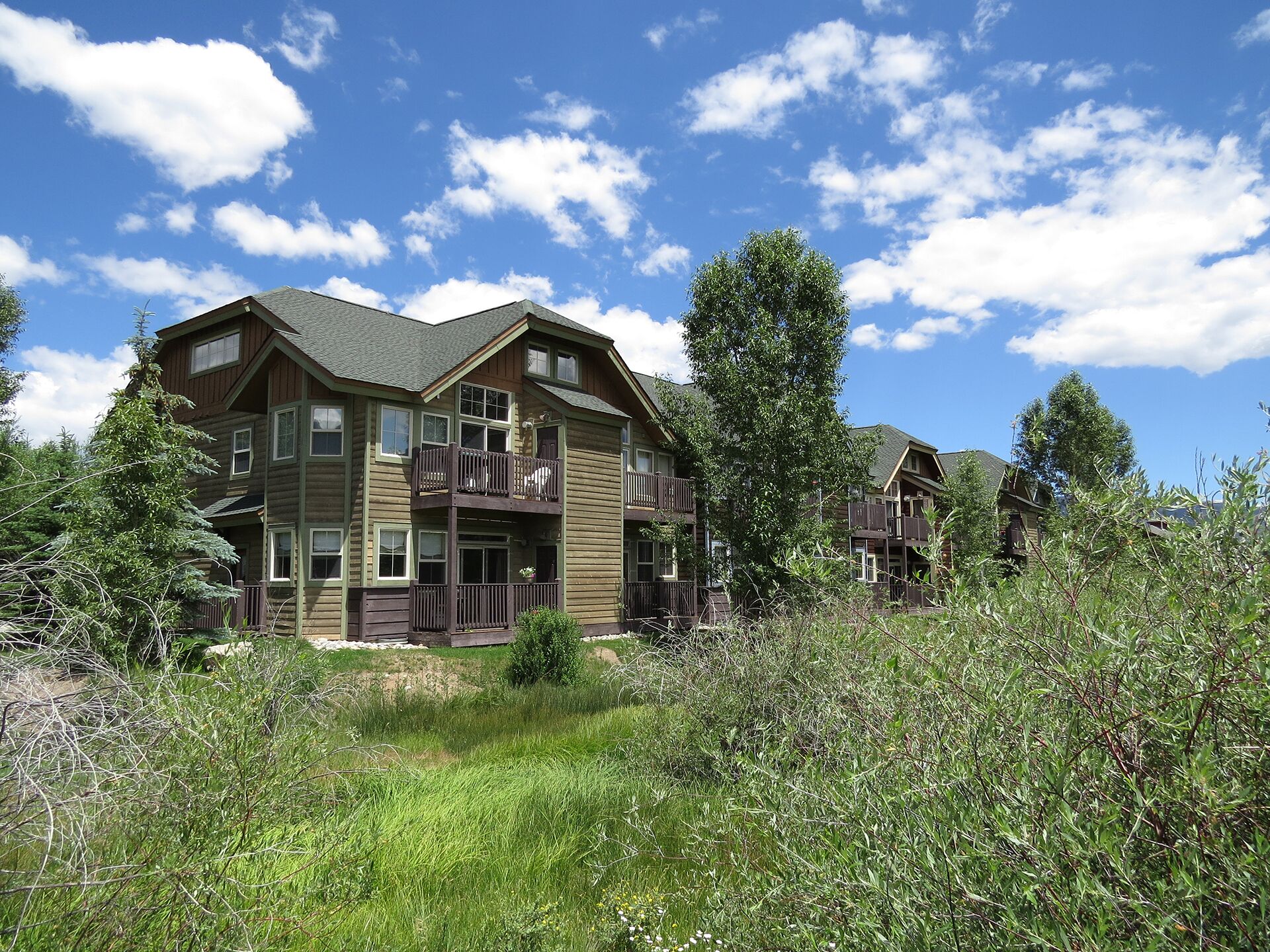 Near Lake Trails- Deck, Hot Tub. Walk/Drive to Dining, Shops, Marina, Events