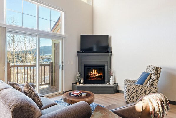 TV, fireplace