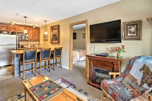 1 bedroom, iron/ironing board, Internet, bed sheets - Ski-In/Ski-Out Copper Mountain Condo w/ Balcony! (Copper Mountain)