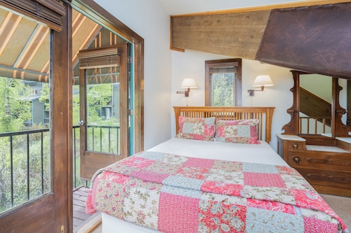 Sleep Six in This Private Lofted Room With a Kitchenette