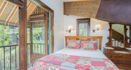 Suuri parvella varustettu huone, jossa on minikeittiö Manitou Lodge -hotellissa