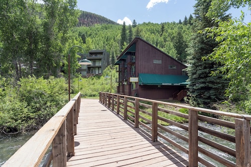 Private Manitou Lodge Room With Two Decks Overlooking the River