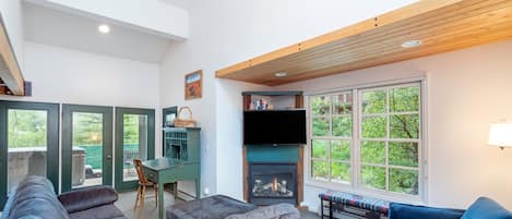 Televisión y chimenea