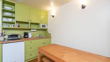 Frigorifero, microonde, piano cottura, macchina per tè/caffè