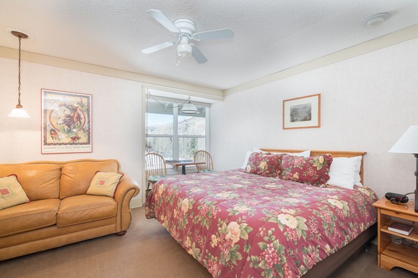 King Bed & Sitting Area