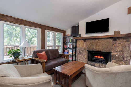 Quaint Lodge Close to Downtown With Prime River Location