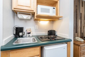 Kühlschrank, Mikrowelle, Herdplatte, Wasserkocher mit Kaffee-/Teezubehör