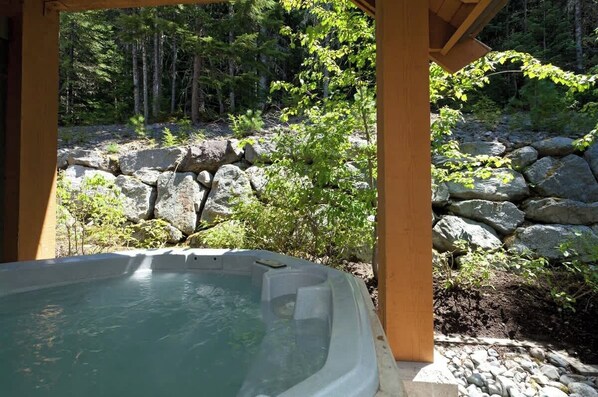 Outdoor spa tub