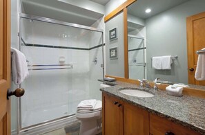 Douche, séchoir à cheveux, shampooing