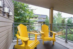 Property grounds - Gorgeous 2 Bed, Village location, Shared Hot Tub (Whistler)