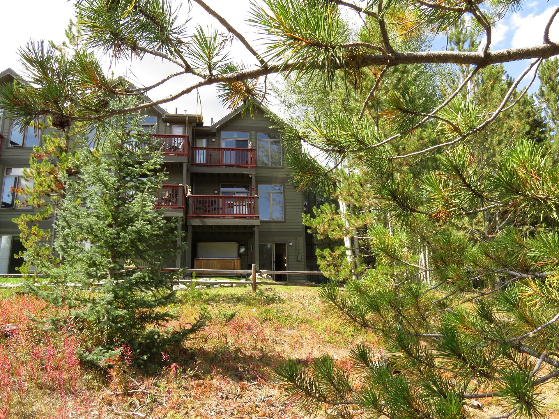 Private Hot Tub! Near Lake Trails. Deck, Grill. Walk/Drive to Dining, Shops