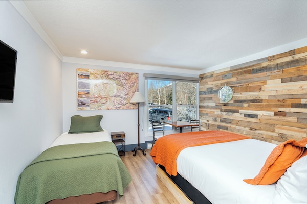 111 Queen and Twin Bed