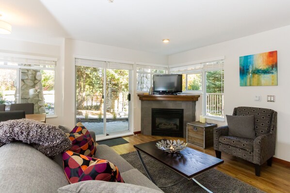 Téléviseur connecté, foyer, livres