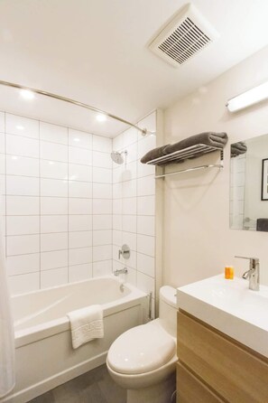 Ducha, secador de pelo y champú