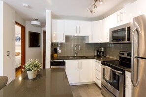 Kühlschrank, Mikrowelle, Ofen, Herdplatte