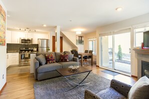 Smart-TV, Kamin, Bücher