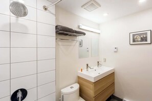 Ducha, secador de pelo y champú