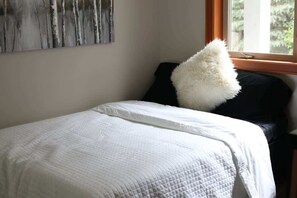 4 bedrooms, iron/ironing board, free WiFi, bed sheets