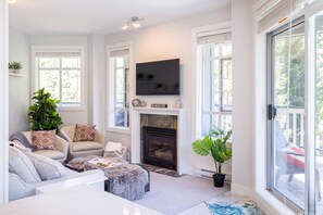 Smart TV, fireplace, books, streaming services - **Newly Renovated** Panoramic Views, No car Needed, Village Location! (Whistler)