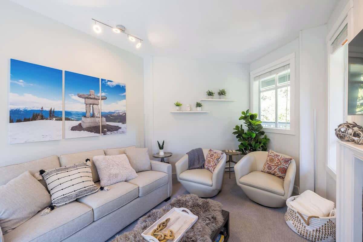 Smart TV, chimenea, servicios de streaming y oficina 