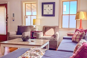 TV - Walk to Upper King St! Historic, Loft-Style, Dog-Friendly Duplex. Free Parking For 2 Cars! (Charleston)