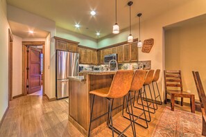 Réfrigérateur, micro-ondes, plaque de cuisson, lave-vaisselle