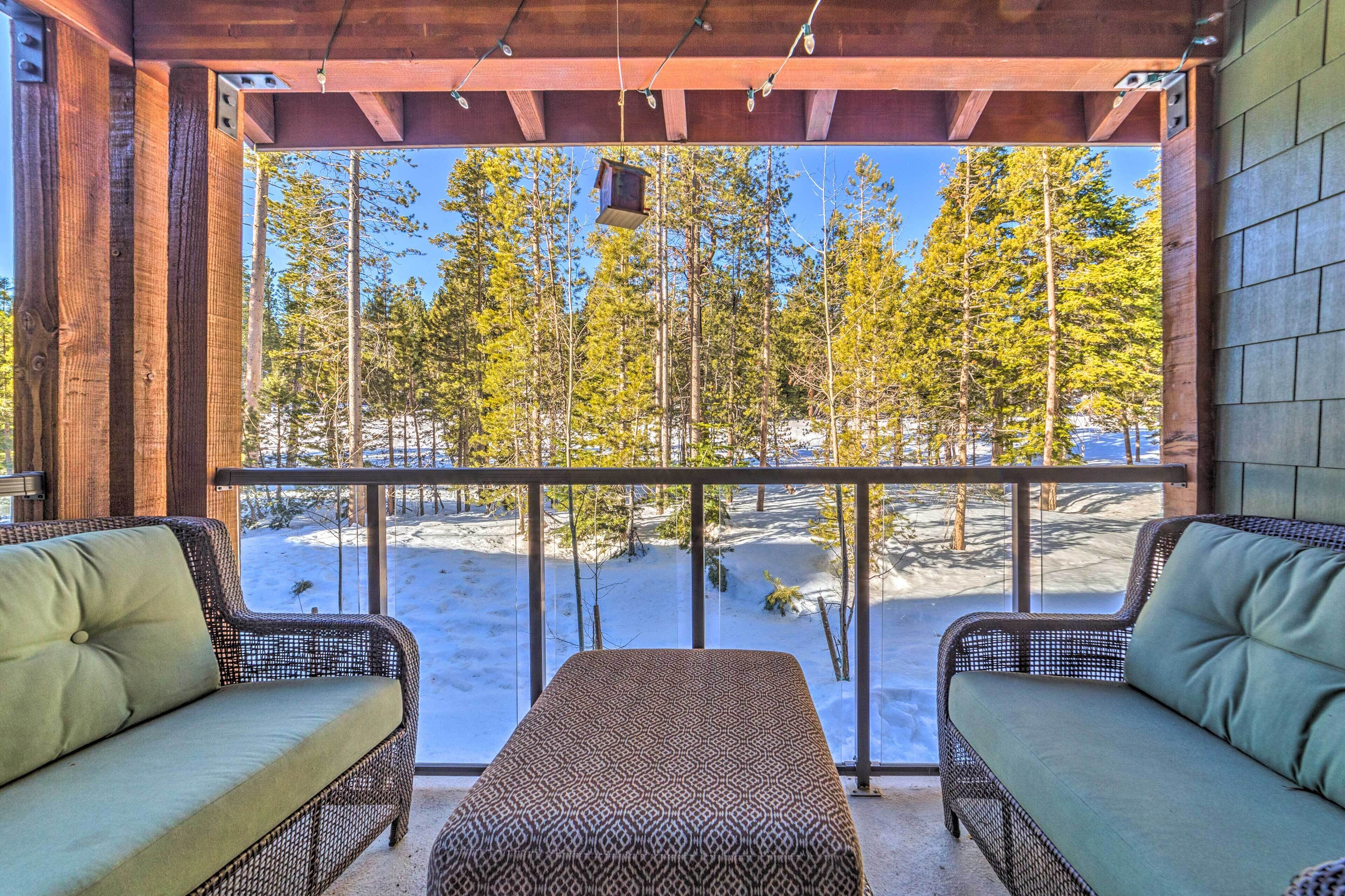 Central Mammoth Lakes Townhome ~ 1 Mi to Slopes