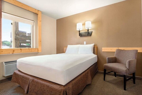 Chambre, 1 grand lit, non-fumeurs | Literie hypoallergénique, bureau, fer et planche à repasser