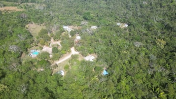 Caja de seguridad en la habitación y tabla de planchar con plancha