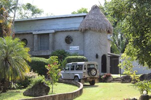Caja de seguridad en la habitación y tabla de planchar con plancha 