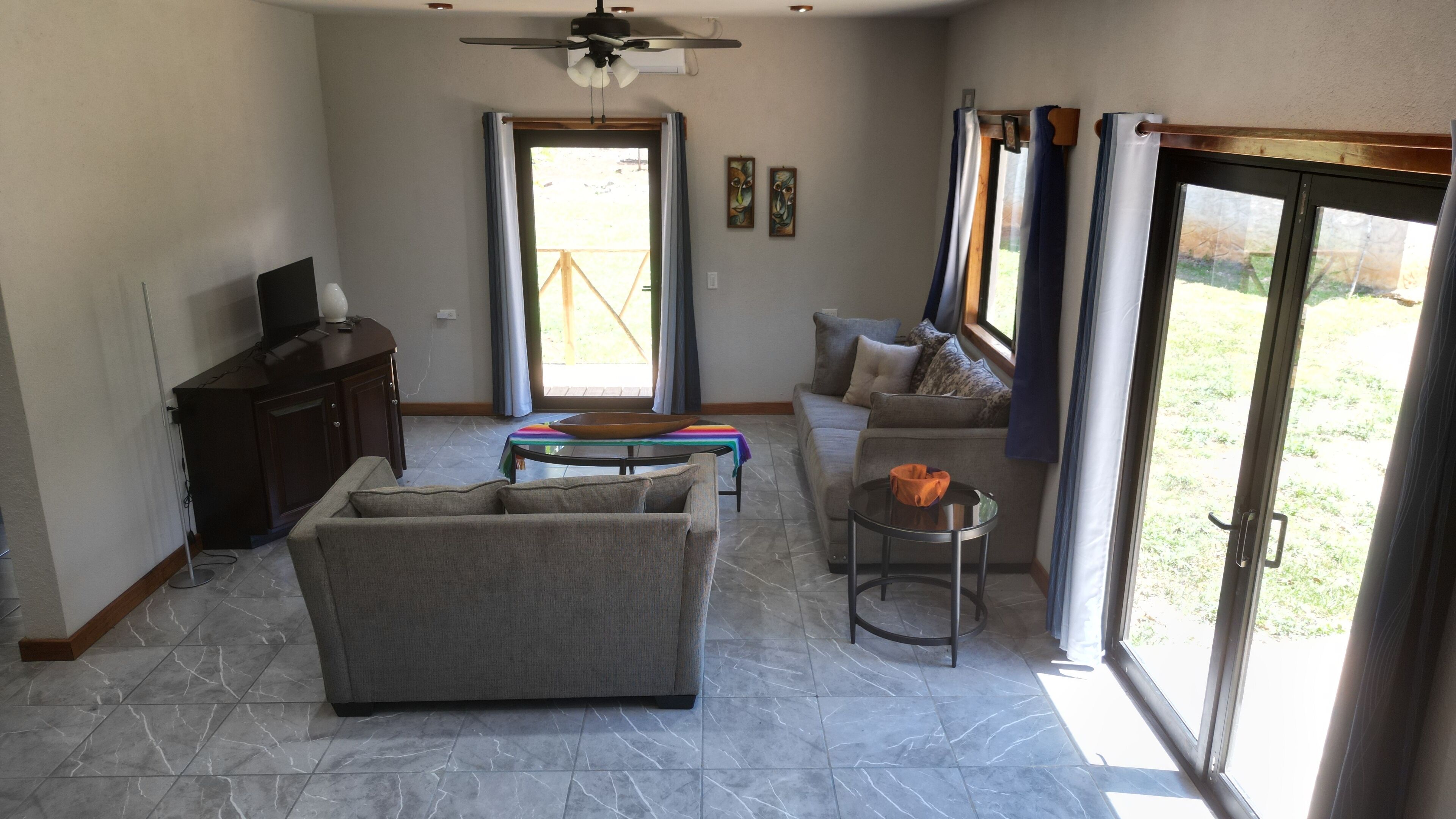 Comfort-Villa, 2 Schlafzimmer, Nichtraucher | Wohnbereich | LED-Fernseher