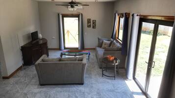 Comfort-Villa, 2 Schlafzimmer, Nichtraucher | Wohnbereich | LED-Fernseher