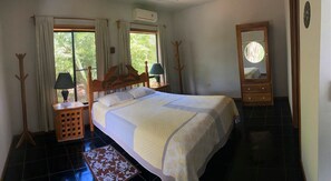 Deluxe-huone | Tallelokero huoneessa, silitysrauta/-lauta, vuodevaatteet