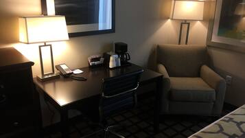 Bureau, rideaux d’obscurcissement, fer et planche à repasser