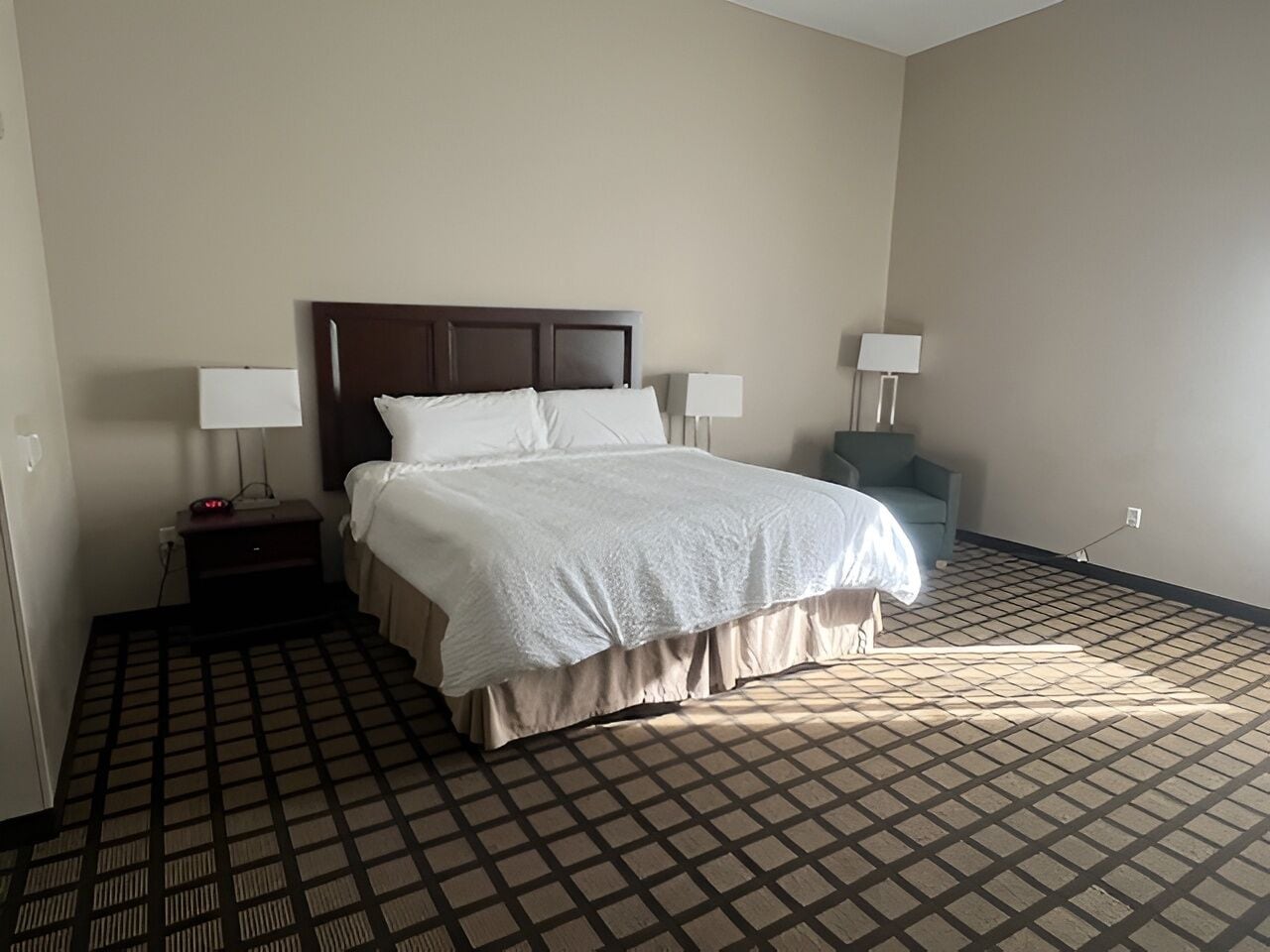 Rom – standard, flere senger, tilgjengelighetstilpasset badekar, ikke-røyk | Skrivebord, blendingsgardiner og strykejern/-brett