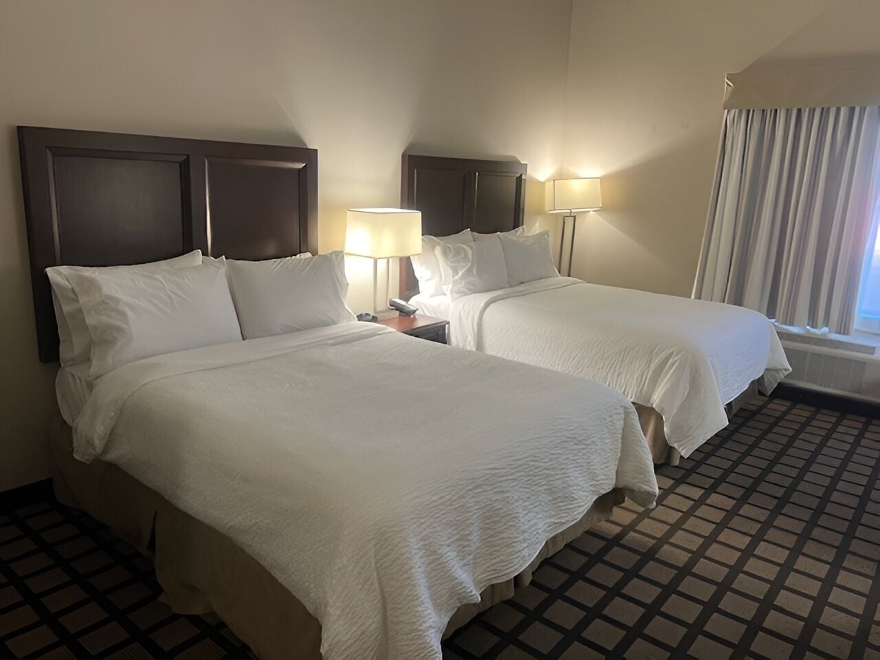 Escritorio, cortinas blackout y tabla de planchar con plancha 