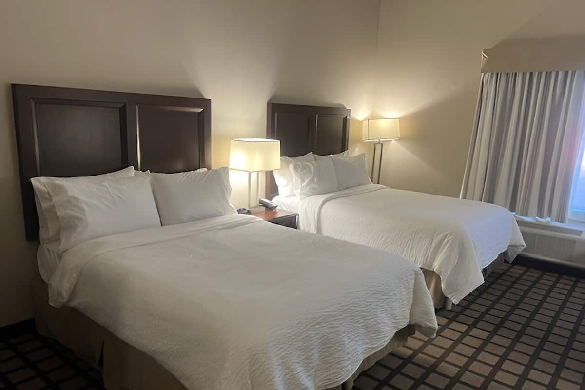 Rom – standard, 2 queensize-senger | Skrivebord, blendingsgardiner og strykejern/-brett